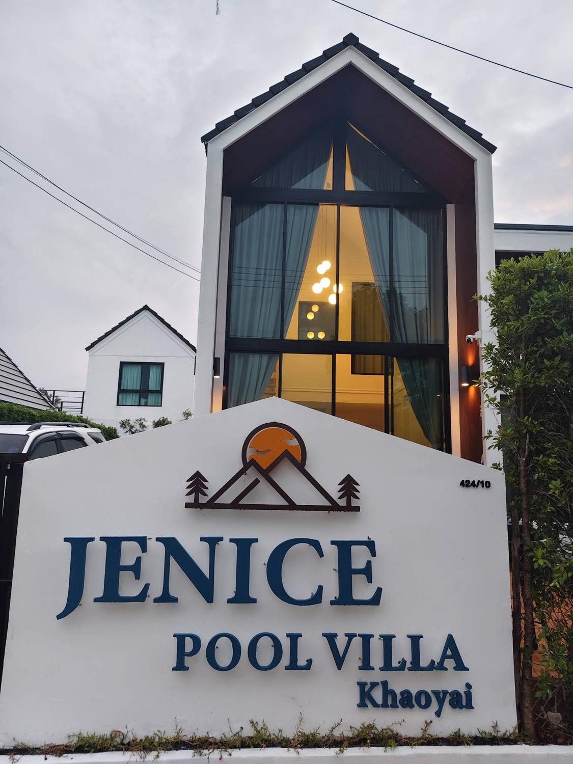 ตัวบ้าน JENICE Pool Villa สไตล์จั่วสูงยามค่ำ