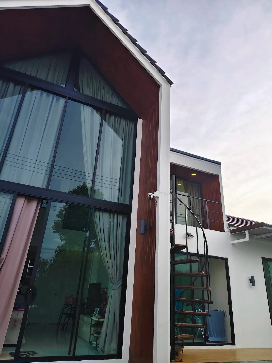 ตัวบ้าน JENICE Pool Villa สไตล์จั่วสูงยามค่ำ